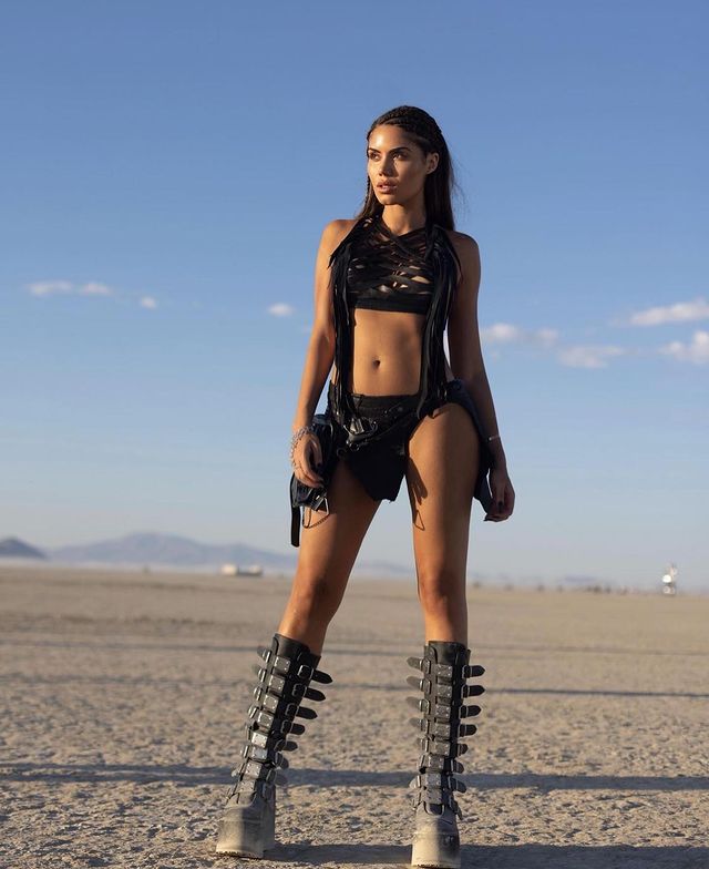 Девушки с фестиваля Burning Man-2023