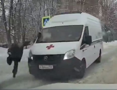 Скорая сбила пешехода — и медики тут же оказали ему первую помощь