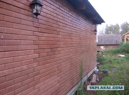 Фасад дома из самодельного планкена.