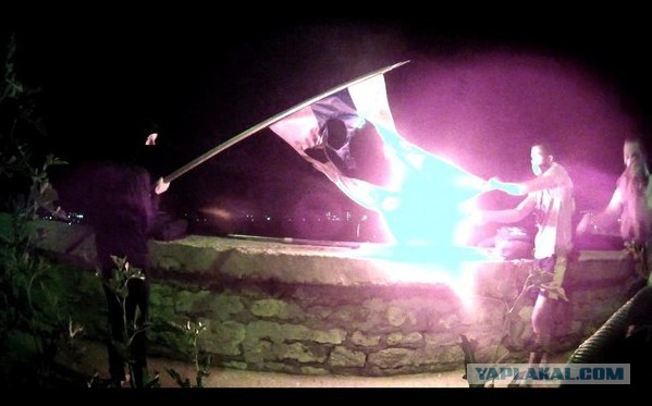 В Севастополе бандеровцы из Львова сожгли флаг РФ