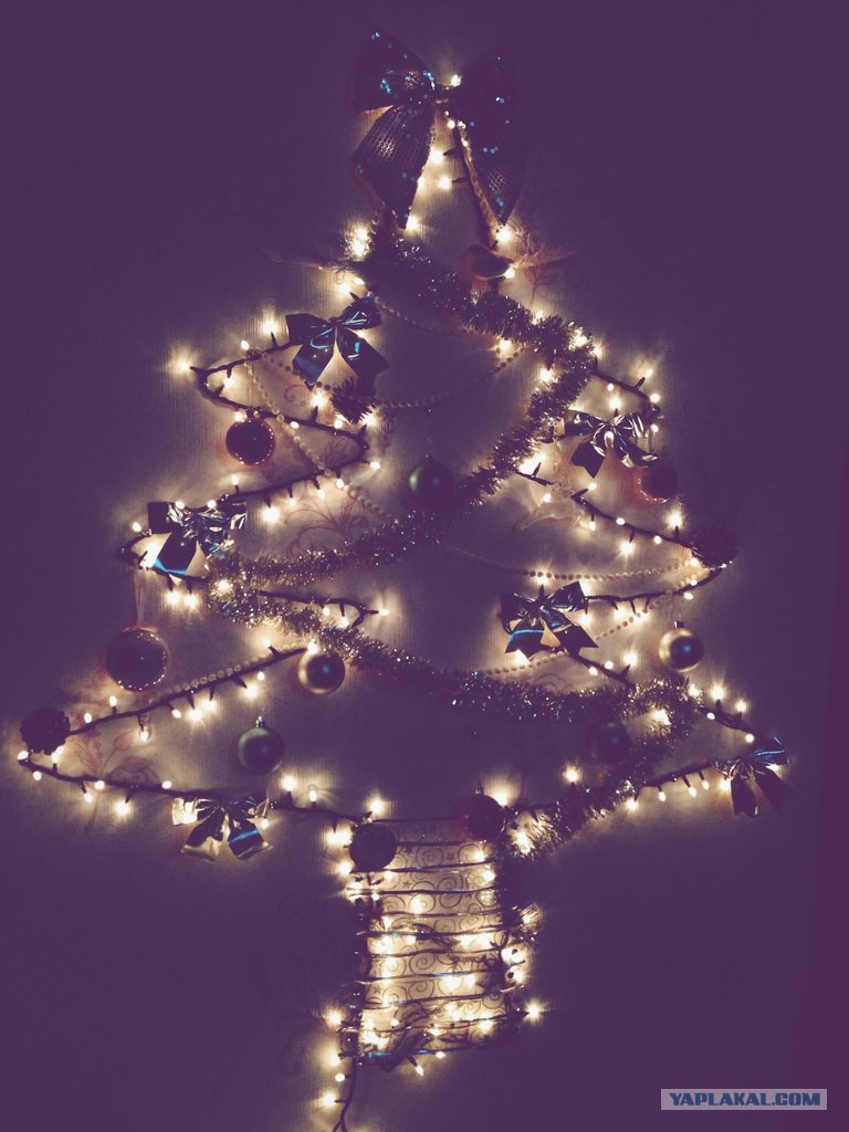 Елка из гирлянды на стене схема. Елка из гирлянды на стене. Елка из гирлянды на окно. Елка на стену из гирлянды электрической. Елка на стене из мишуры и гирлянды.