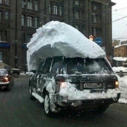 Собянин запретил чистить машины от снега