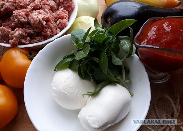 Мясные шарики-тефтели, с овощами и сыром в духовке