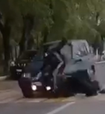 Видео о том, как спящий водитель сбивает на зебре двух спящих полицейских