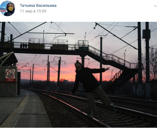 В Татищеве парень и девушка полезли через крышу поезда и погибли