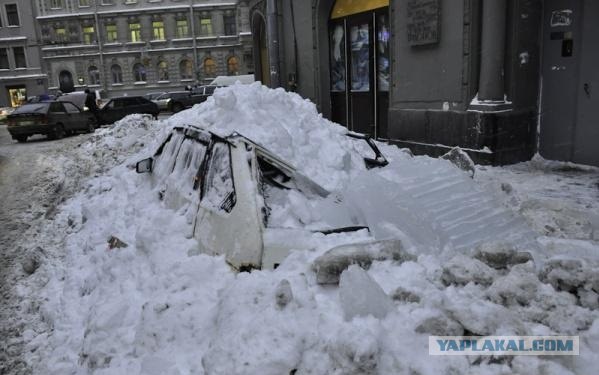 Снег с крыши дома упал на машины