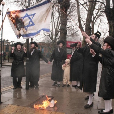 Евреи отрываются на фоне горящей Аль-Аксой - святыней мусульманского мира