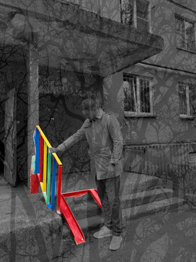«Захотели добавить красок в жизнь людей». К обшарпанной смоленской многоэтажке приделали цветные перила и пандус