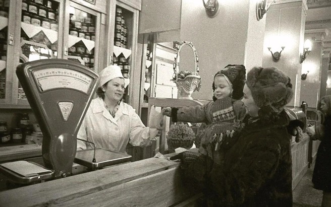 Шопинг по-советски: что продавали в куйбышевских магазинах 70 лет назад