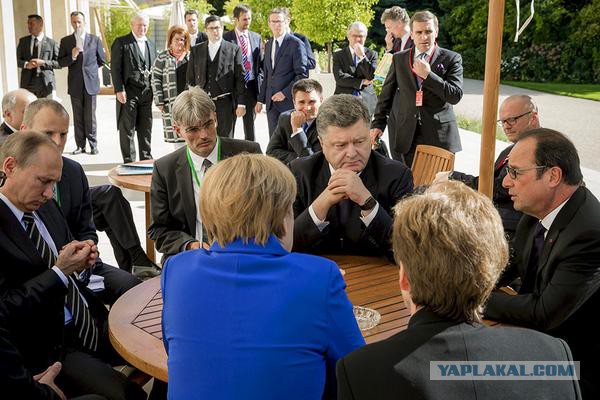 Порошенко и Путин пожали друг другу руки