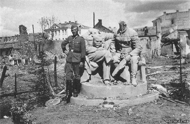 «Советская военщина — самая подлая и тупая из всех. Это она «победила» 1:10.» Об идейных вдохновителях и духовных наставниках  К