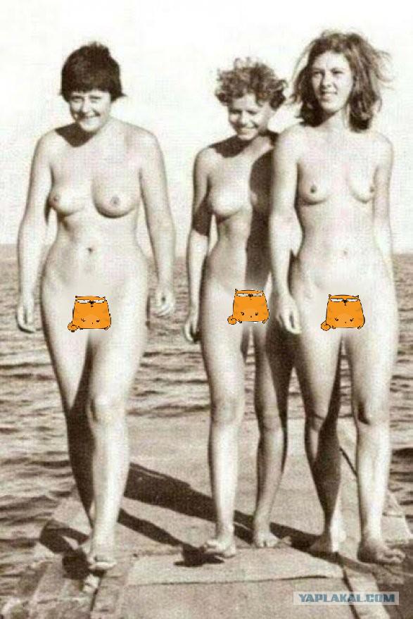 FEMEN показали Путину и Меркель голые груди:))