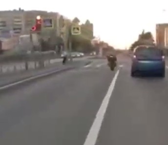 А ведь он мог в начале видео об грузовик размазаться... Всем бы хорошо было