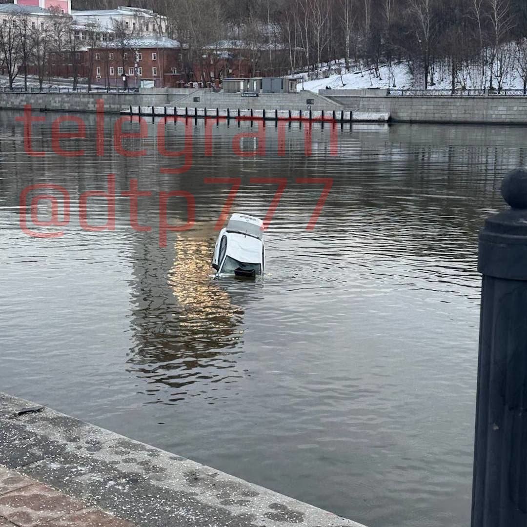 На Лужнецкой набережной утонула машина с людьми