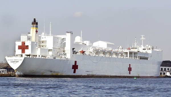 Плавучий госпиталь BMC CША "USNS Comfort" в Гаити