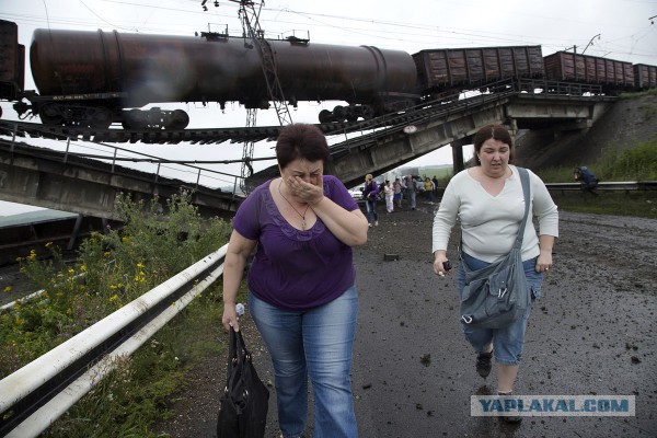 На въезд в Донецк обрушен Ж/Д мост с составом