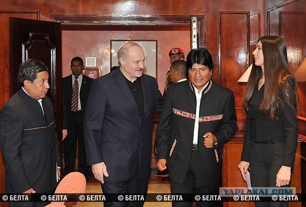 Лукашенко прибыл на похороны Чавеса в слезах