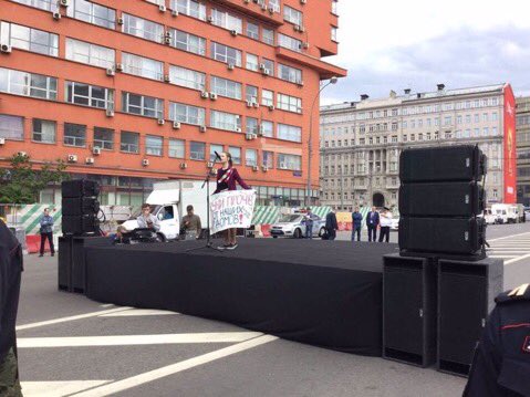 Навального задержали в подъезде его дома в Москве