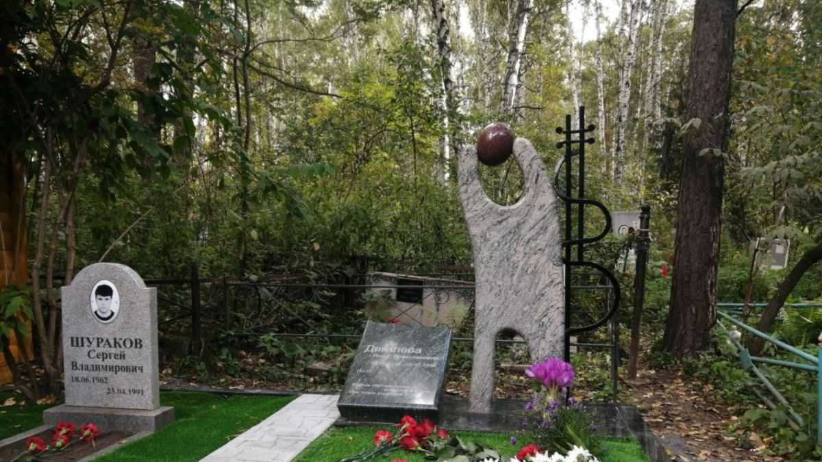 Показать могилу навального. Заельцовское кладбище Новосибирск могилы. Могила Янки Дягилевой в Новосибирске.