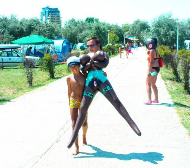 Взял у папы надувной матрас поплавать