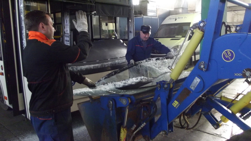 Замена лобового стекла на Маз 206