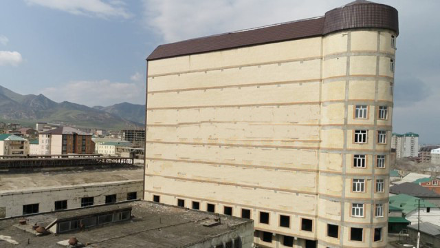 В строящемся доме в Дагестане замуровали окна, выходившие на резиденцию муфтия