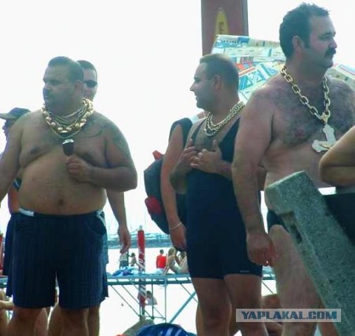 Крутые ребята против одной девушки