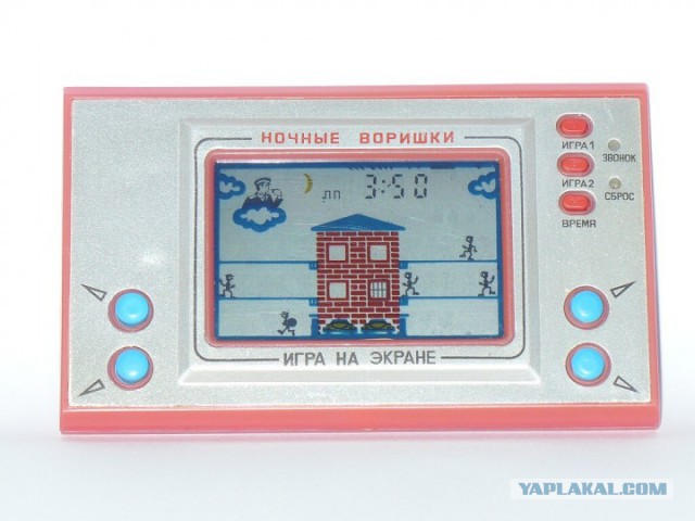Дети впервые играют в советскую электронную игру "Ну, погоди"