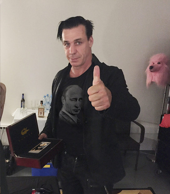 Rammstein похвастался золотым iPhone 6s с портретом Путина