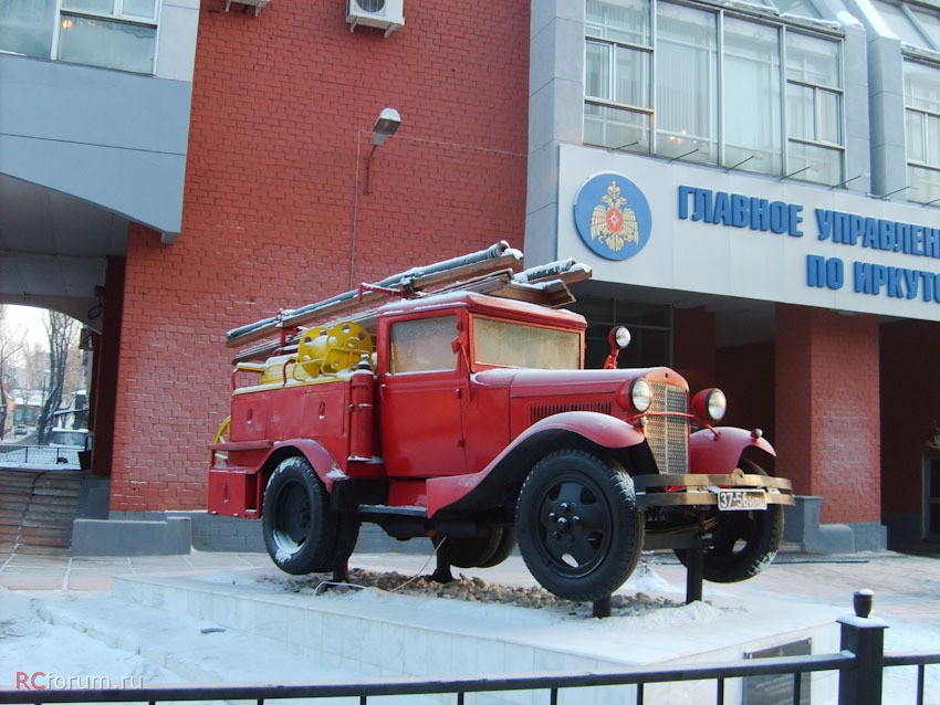 Памятник пожарному автомобилю. Памятник пожарной машине ЗИЛ Чебоксары. Пожарная машина Иркутск. Постамент пожарная машина.