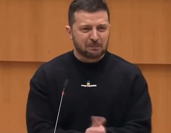 Шольц прилёг на землю, при звуках сирены