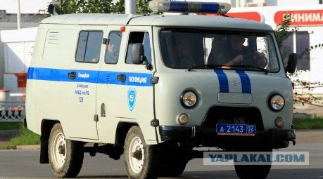 Дети пришли смотреть мусоровоз