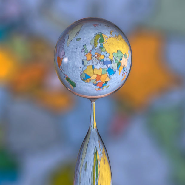 Всплеск воды застыл на фотографии