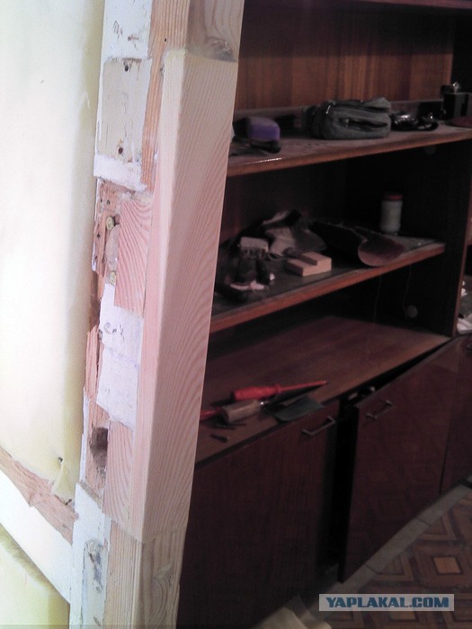 Деревянное дверное полотно дёшево и сердито.