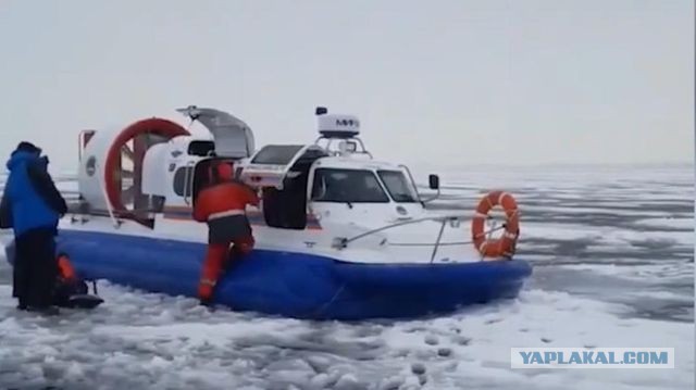Сотрудники управления МЧС по Санкт-Петербургу доставили на берег 230 рыбаков