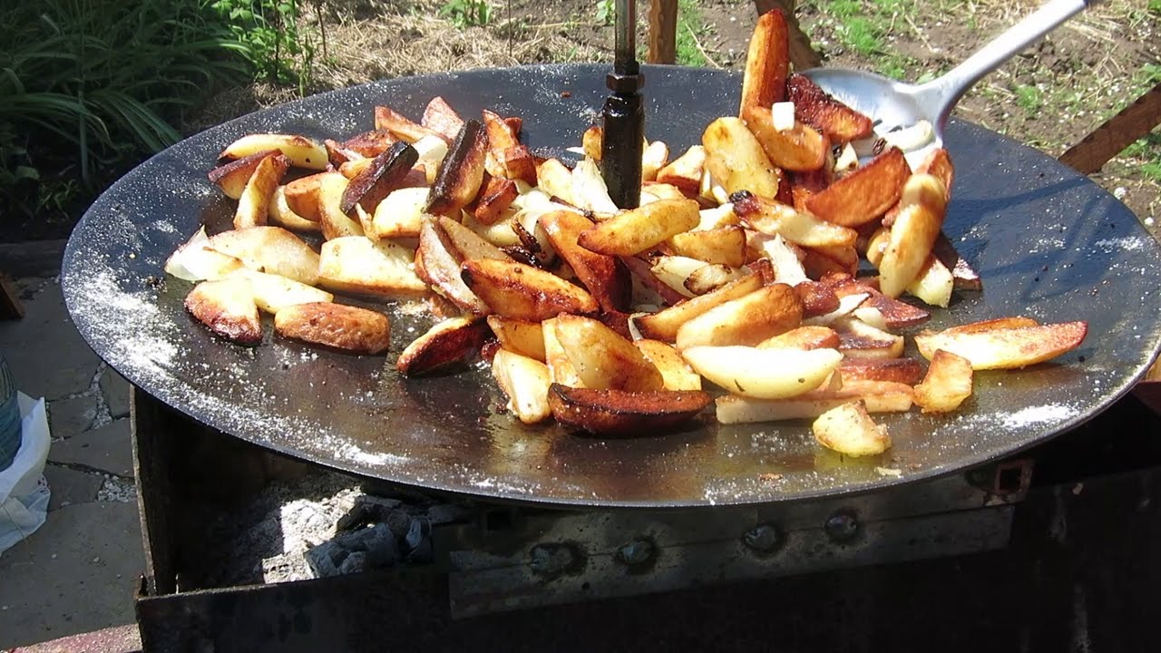 Блюда на сковородке на костре
