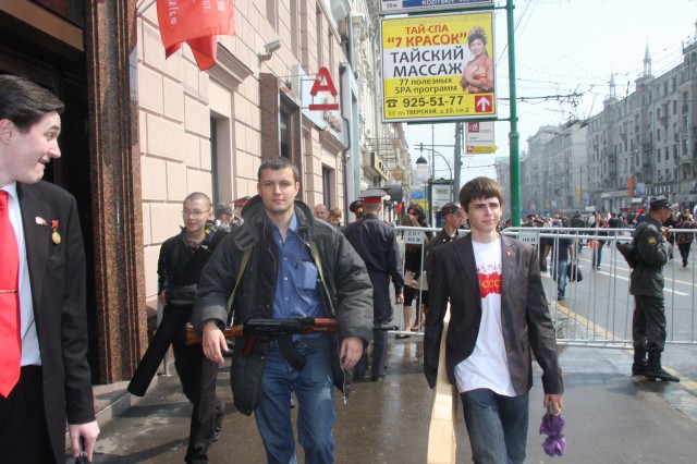 Московская полиция разыскивает мужчину, который гуляет по Москве с предметом, похожим на автомат