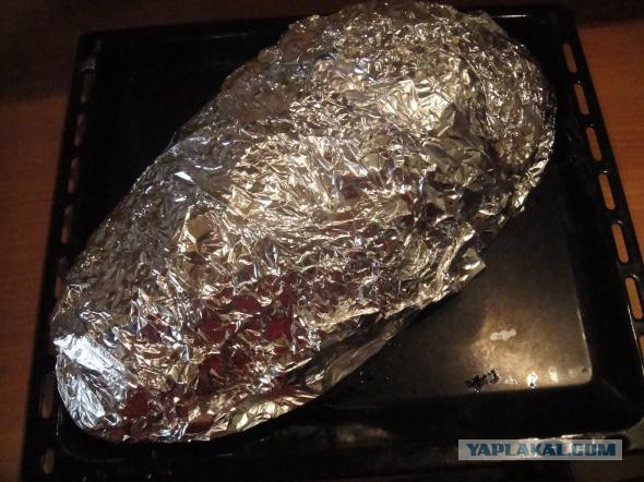 Баранья нога с молодым картофелем и овощами