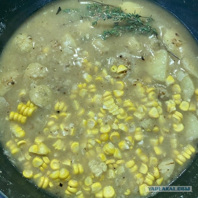 Рыбный чаудер с картофелем, кукурузой и хрустящим беконом.
