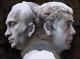 Стоит статуя посреди заката а место уя большая лопата...