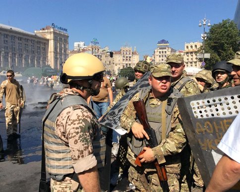 На Майдане снова горят шины