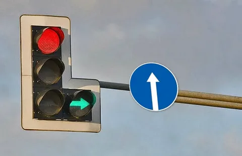 Можно ли зеленому авто повернуть направо?