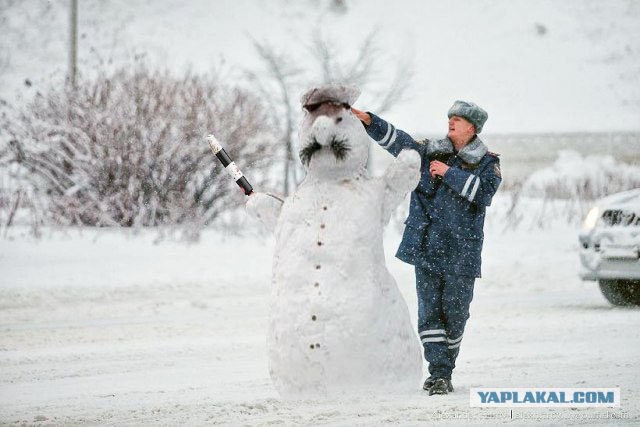 Фотожаба: полицейский в снегу