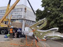Власти выделят до 1 миллиарда рублей на установку российских флагов у школ