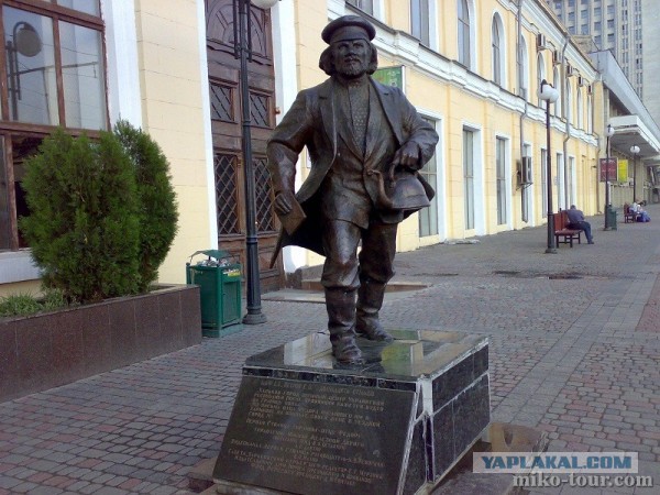 Памятник Кисе Воробьянинову…
