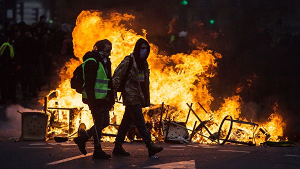 Макрон ввел чрезвычайное положение после протестов «желтых жилетов»