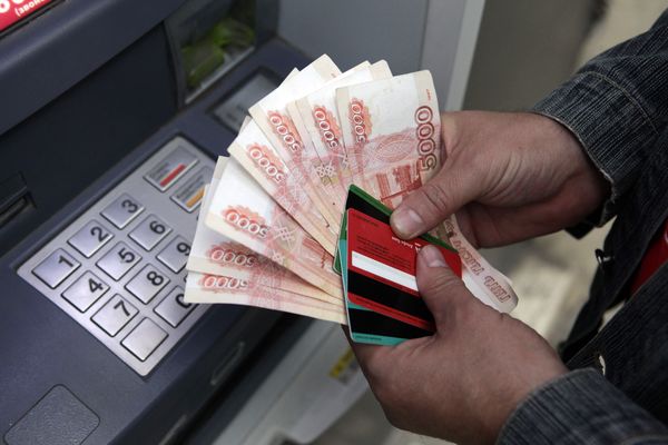 Пермячка случайно сняла в банкомате чужие четыре миллиона рублей