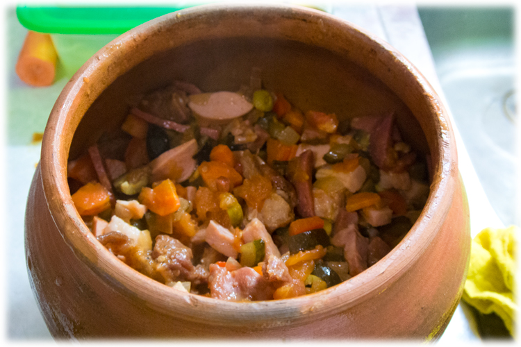 Солянка старомосковская. Солянка по грузински. Солянка старомосковская в горшочках. Суп в глиняном горшке. Солянка в котелке.