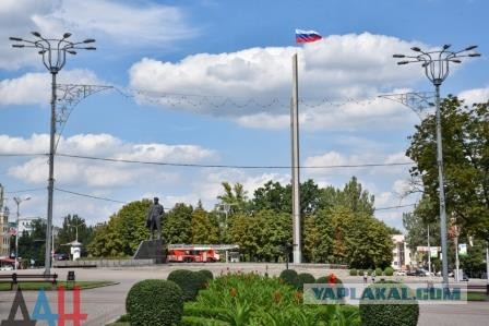 Российский триколор на главной площади Донецка сменили на новый, больший по размерам (ФОТО)