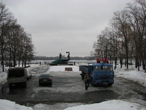 В Киеве рухнул памятник основателям города